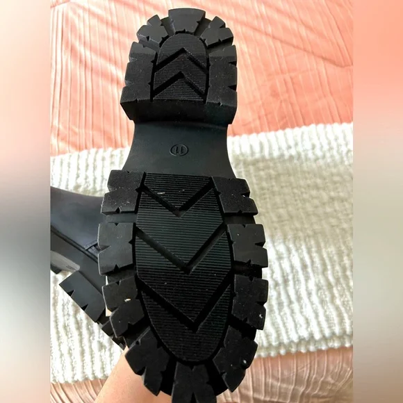 Black boots - Picture 2 of 4